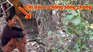 Chị dâu E chồng sống chung trong lùm cây giữa đầm lầy