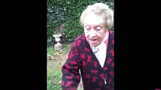 Mamie raciste qui s'embrouille avec les ouvriers. Video buzz