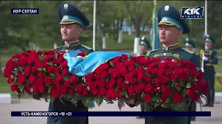 Касым-Жомарт Токаев возложил цветы у монумента «Отан Ана»