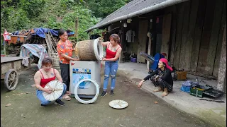 The mechanic girl helped her neighbor clean a washing machine that had been used for a long time