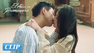 Clip 19 ¡Maidong y Jie se besan apasionadamente en la calle! | El Amor en Primavera | WeTV