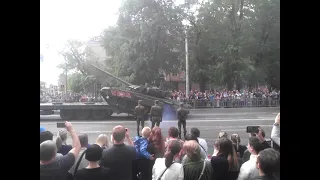 Танк Т-72 заезжает на трал.