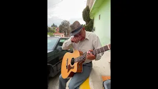 Millonario regala guitarra de $30,000 pesos a músico de la calle honesto.