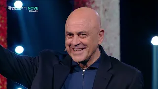 Maurizio Crozza "Stata bene fratelli? Vi voglio forti perché in Italia non possiamo ammalarci!"