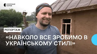 На Харківщині під час толоки відновлювали хату-мазанку