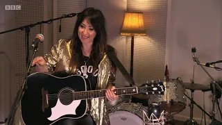 KT Tunstall - Looper Pedal - On Guitar... Lenny Kaye.