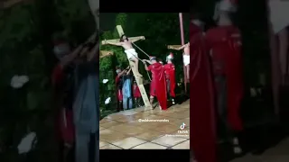 Jesus se cae en la Viacrucis