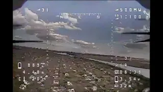 Скидання боєприпасу з FPV дрона по штабу ворога