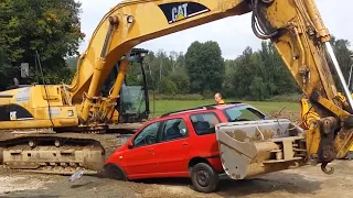 Biggest Powerful Excavators Fast Destroyed & Scrapped Luxury Cars Such As Audi, BMW For Fly-Tipping