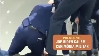 Joe Biden, presidente do Estados Unidos cai em cerimônia militar.