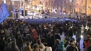 Янукович аплодирует манифестантам
