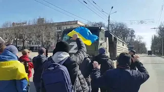 Херсонці зупинили вантажівку окупантів на площі Свободи