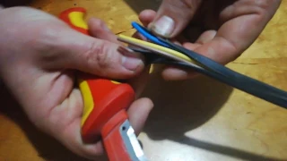 Как зачищать кабели и провода ножом с пяткой Knipex 9855