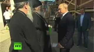 Putin Kicks Russian Priest - Священник поцеловал Путина, получил втык!