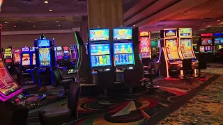 🚶‍♀️ 🚶‍♂️ into MGM Grant casino in Las Vegas. It's so huge and pretty 😍