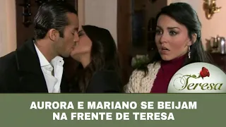 Teresa - Aurora e Mariano se beijam na frente de Teresa