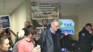 Активісти vs президент банку Аркада Паливода