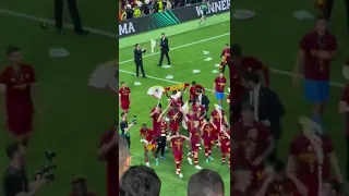 Игроки итальянской Ромы празднуют победу в Лиге Конференции