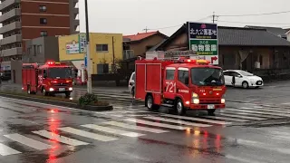 北九州市八幡西区則松の建物火災に集結する車両 （北九州市消防局）