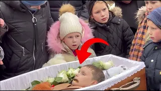 During The Funeral, A Sister Opened Her Brother's Coffin. What Happened Next Made Everyone Scscared