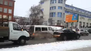 Гололед на ул. Циолковского в Омске 04.12.2015