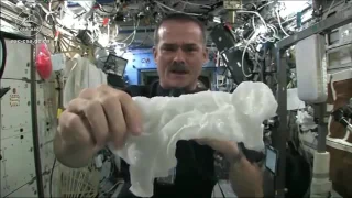 Урок 37 Життя на МКС Выжимаем полотенце в невесомости  — Крис Хэдфилд