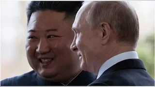 Путин подарил Киму шашку и стаканы, Ким Путину - меч силы