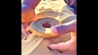After pouring water on the desert sand, it became a vessel