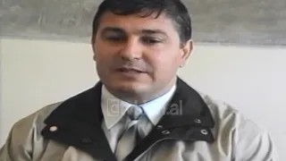 Kolonel Edmond Koseni merr titullin “Qytetar Nderi” i Elbasanit - (19 Dhjetor 2000)