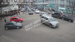 Заклинило педаль: в центре Днепра Toyota снесла два автомобиля (видео момента)