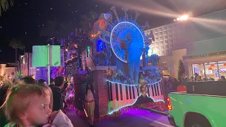 Mardi Gras at Universal Orlando | Eating all the foods, meeting Marilyn, and catching beads!