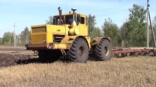 Трактора Кировец пашут поле