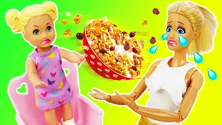 Ken cuida das crianças sozinho! Evi está de férias. Historinha infantil com bonecas Barbie