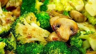 Broccoli has never been cooked so deliciously. Broccoli with mushrooms and baked potatoes.