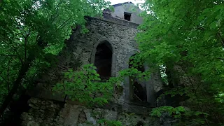 Verlassene gotische Kapelle, tief im Wald | Exploring lost places