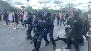 В эти минуты в Париже, на площади перед Дворцом инвалидов, протестующие нападают на полицейских