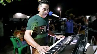 GILDENES ARAÚJO E SEUS TECLADOS AO VIVO EM BARRINHA DE CIMA CANTANDO AMADO BATISTA OS PONTINHOS