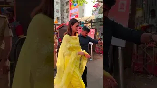 Kriti Sanon Visit Siddhivinayak Temple To Seek Blessing | Bol Bollywood