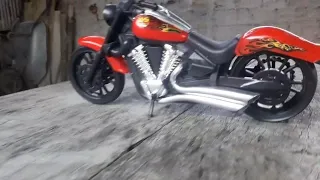 harley davidson 883 / Brinquedo Moto Chopper 258 BS / brincando com moto de brinquedo no quintal !