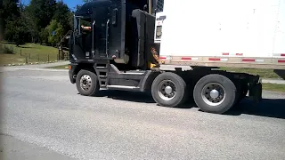 camion freilienear color negro YPF norte villa la angostura argentina