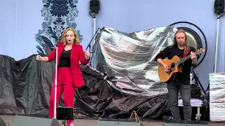 Anneke van Giersbergen performs Hounds of Love