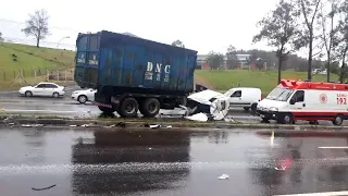 Acidente com dois caminhões na ERS-239, em Sapiranga