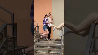Пранк на лестнице/ неужели он так сделал?/ я в шоке!!!/ юмор