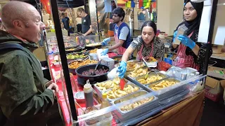 🇬🇧 LONDON STREET FOOD, EAST LONDON RAIN WALK, PETTICOAT LANE MARKET, BRICK LANE MARKET, 4K60FPS HDR