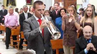 su primo sorprende a los novios tocando la trompeta en plena iglesia