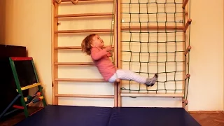 Смотри, мама, что я умею! или Соня гимнастка -первый раз на Шведской стенке Kid on Gymnastics Ladder