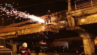 У Києві обвалилася частина огорожі на Шулявському мості