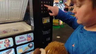 Chuck-E-Cheese ice cream claw machine