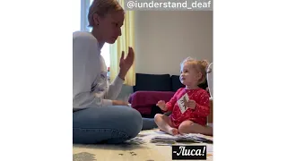 Диалог с ребёнком на жестовом языке.