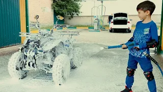 Den está lavando su coche nuevo! | Niños lavando auto!